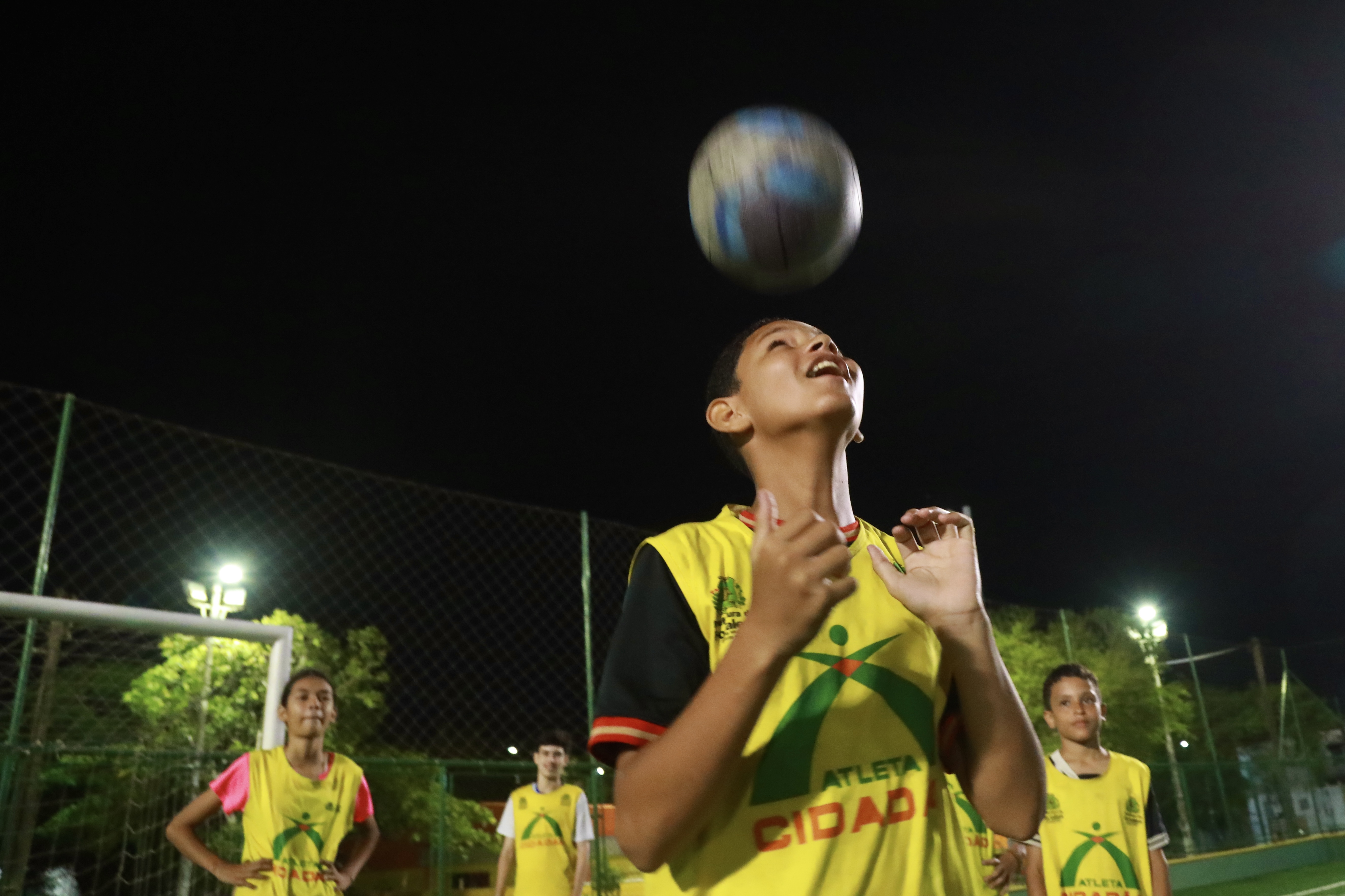 garoto cabeceando a bola